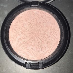 🆕 MAC beauty powder in “light sunshine”